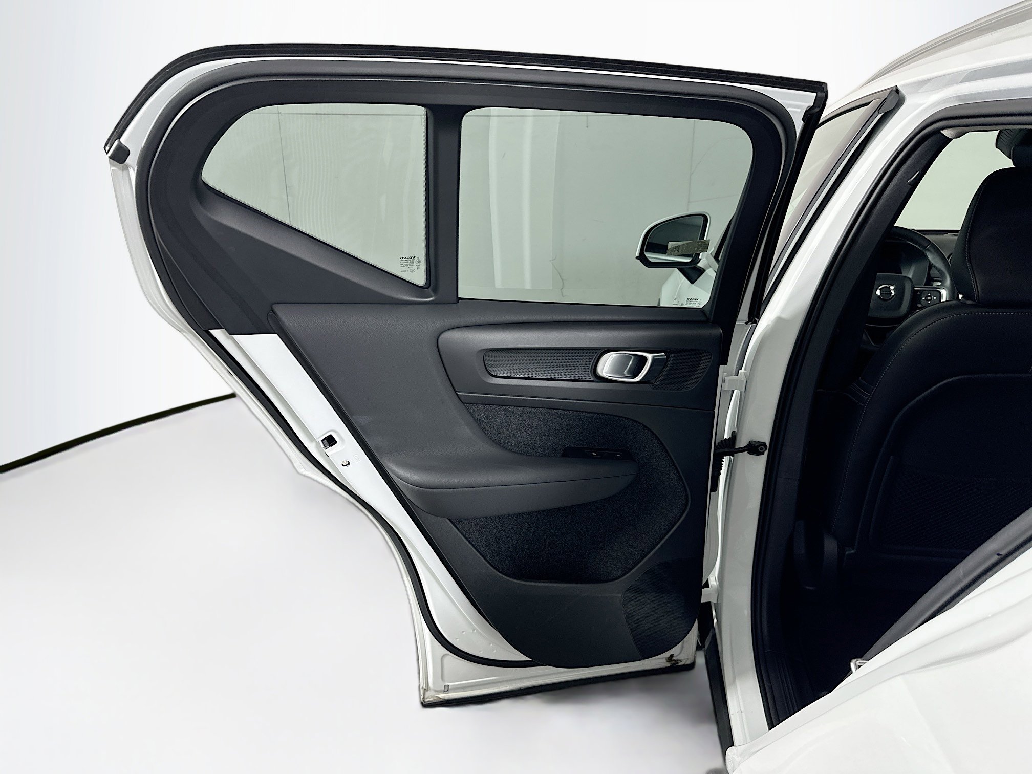 Used 2025 Volvo XC40 B5 Plus image 27