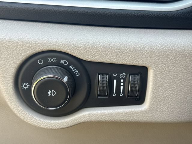 Used 2024 Chrysler Pacifica Touring-L FWD image 34