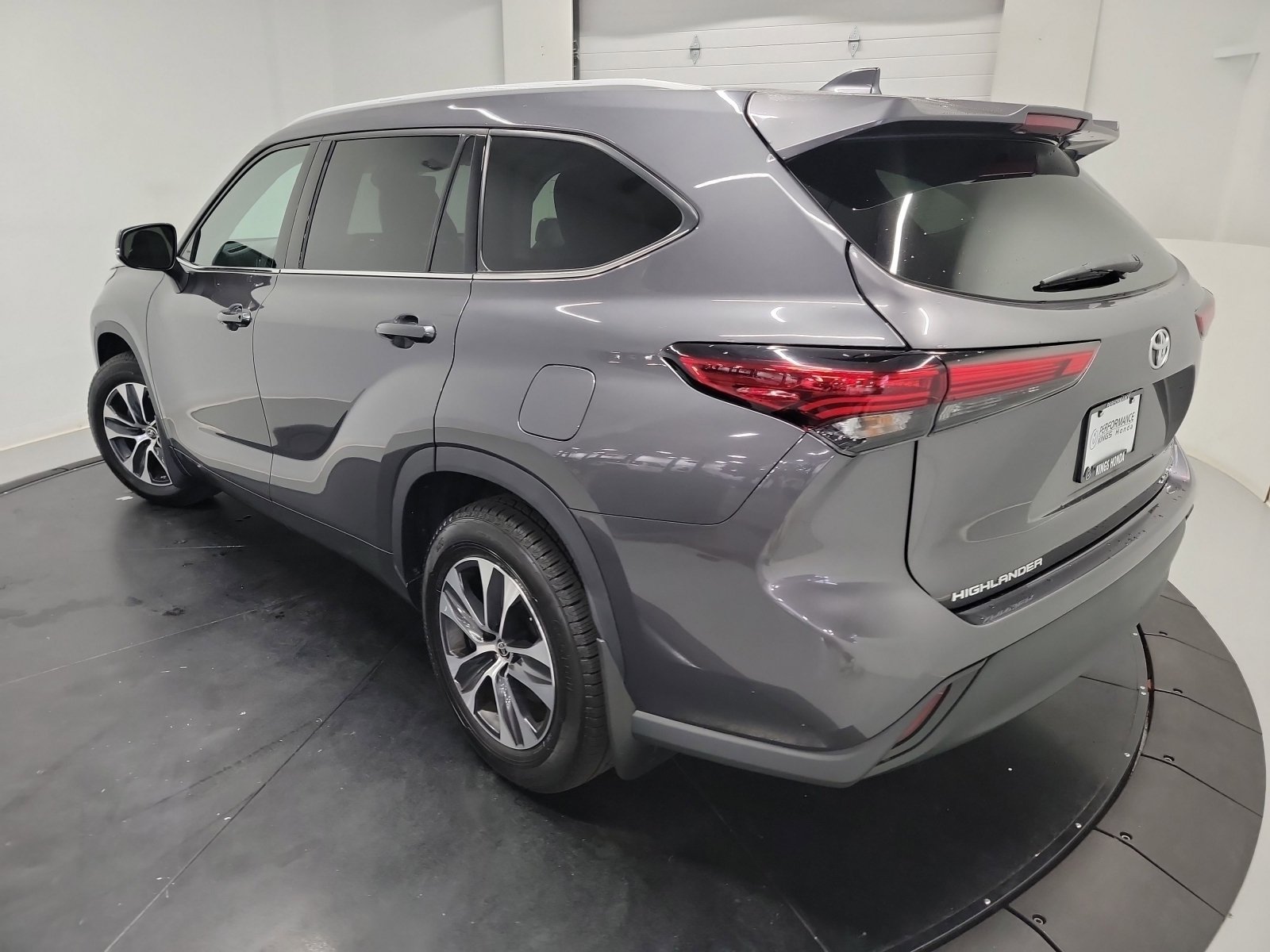Used 2022 Toyota Highlander XLE AWD/4WD image 6