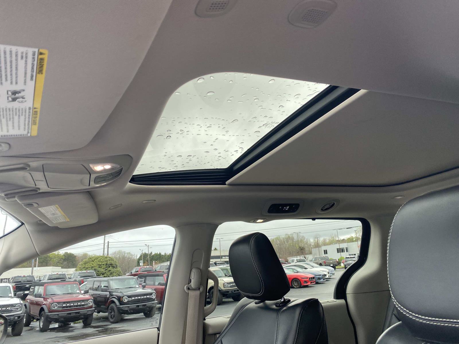 Used 2023 Chrysler Pacifica Touring-L image 18