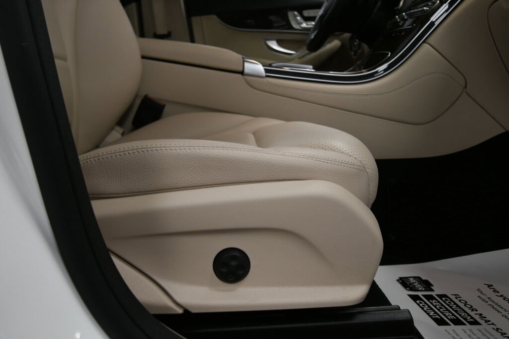 Used 2020 Mercedes-Benz GLC 300 4MATIC image 30