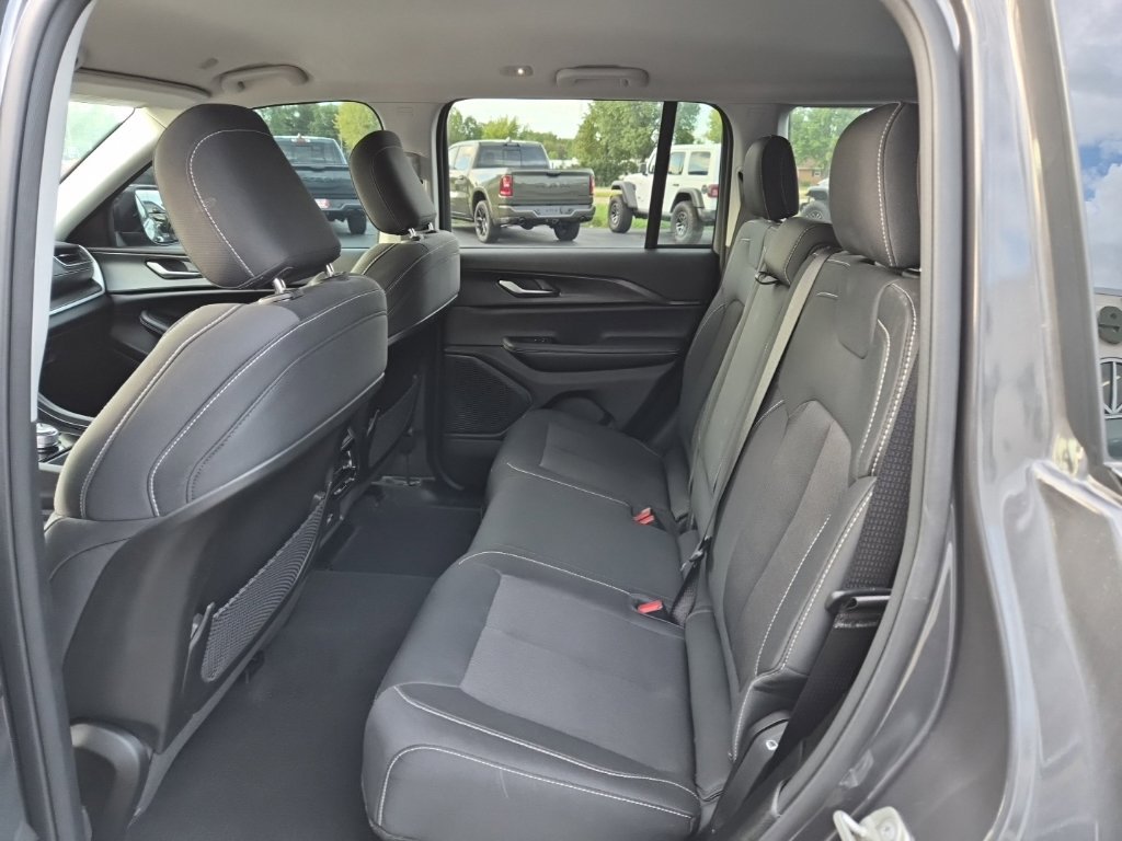 Used 2024 Jeep Grand Cherokee Laredo AWD/4WD image 15