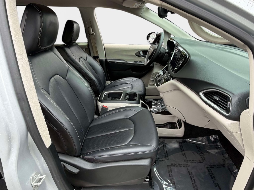 Used 2024 Chrysler Pacifica Touring-L FWD image 9