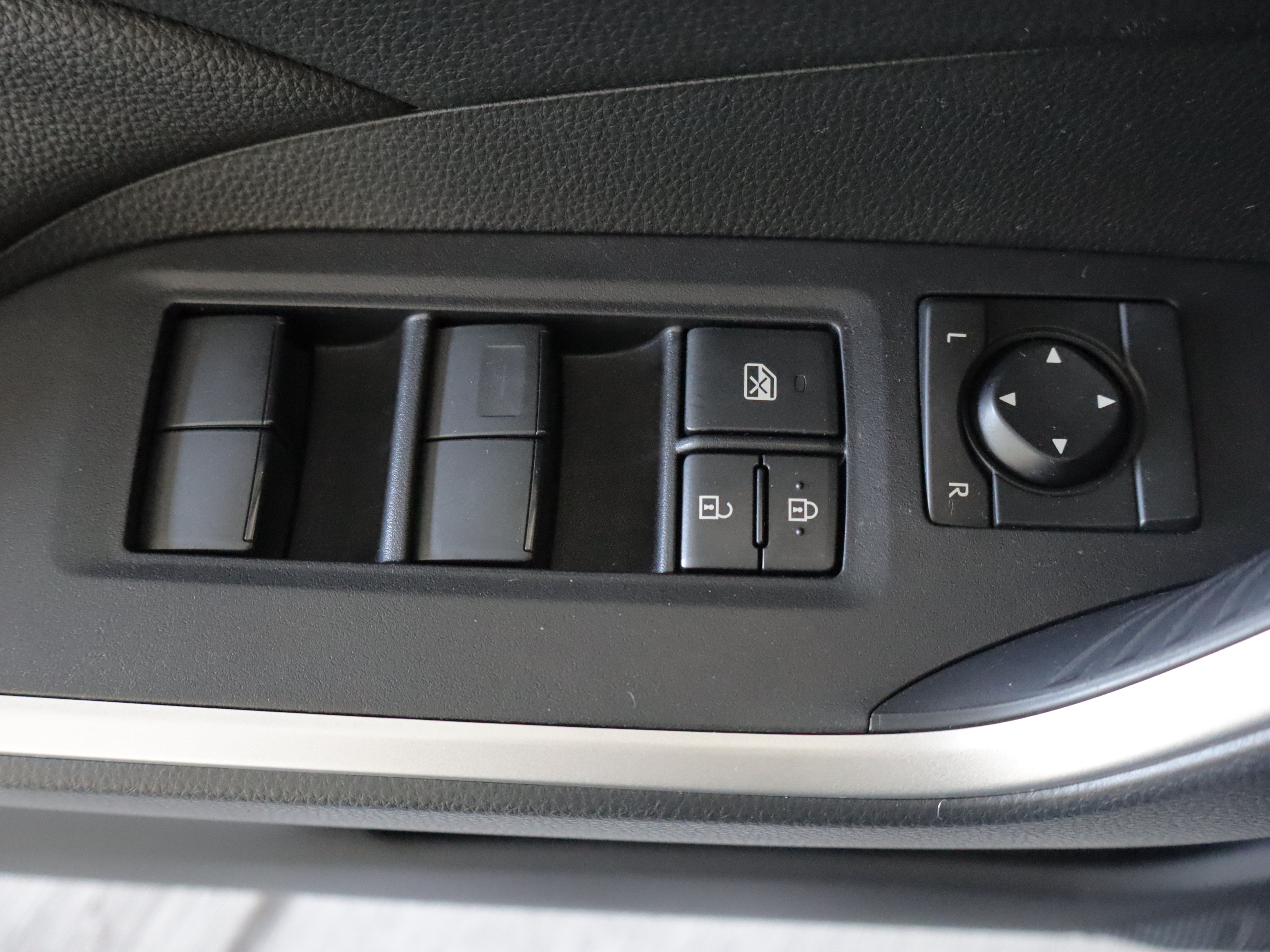 Used 2025 Toyota RAV4 LE AWD/4WD image 11