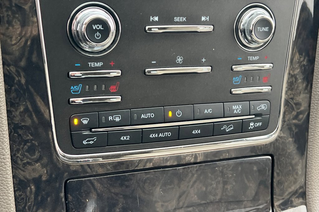 Used 2016 Lincoln Navigator Select image 19