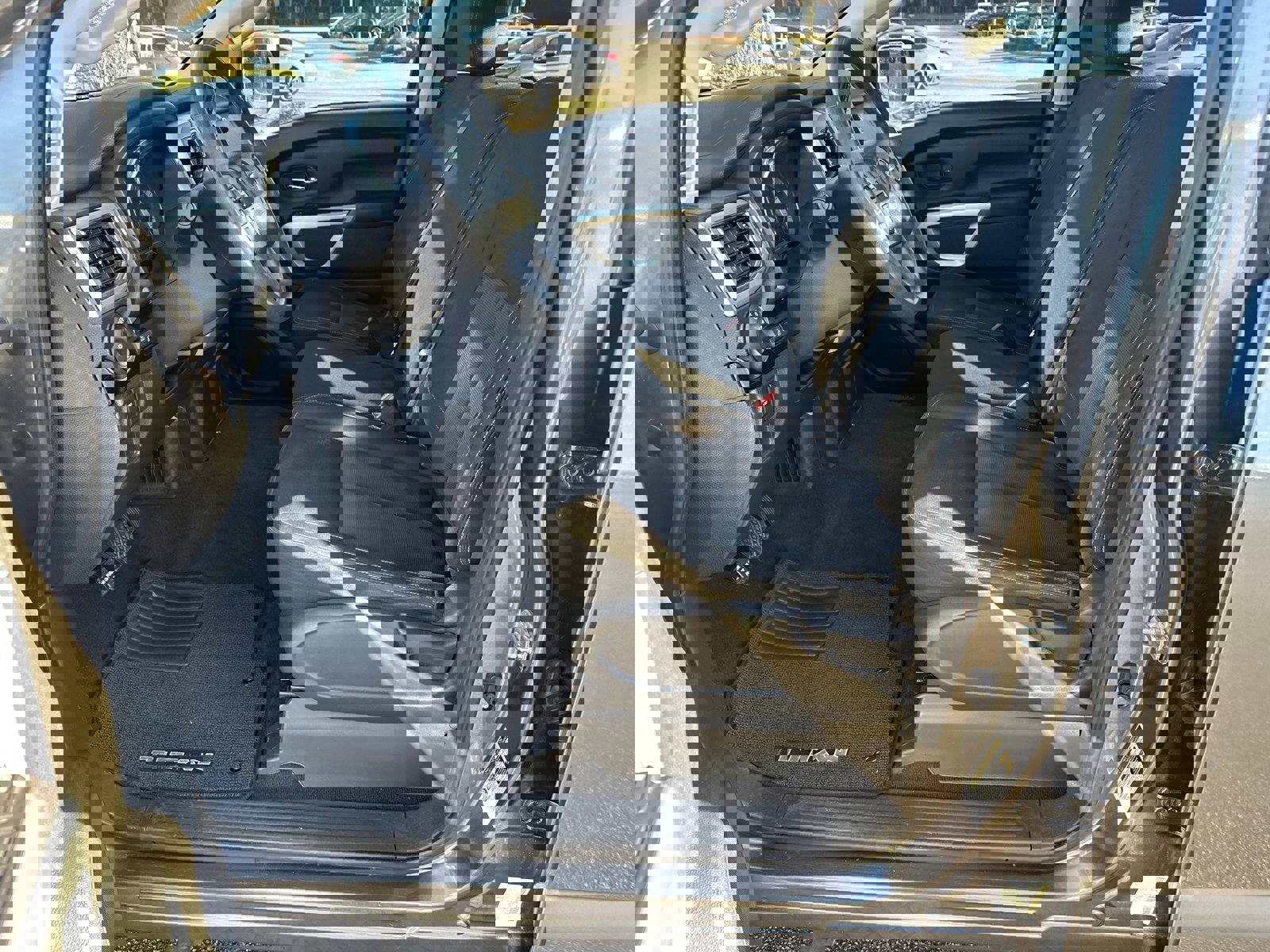 Used 2019 Nissan Titan SV image 9