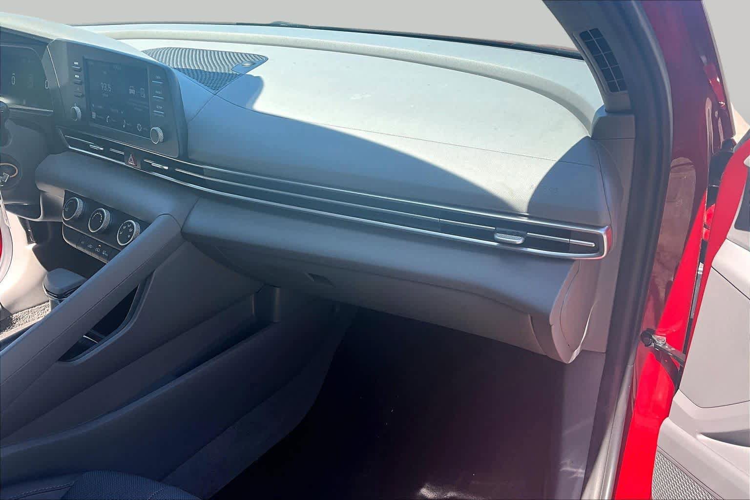 Used 2025 Hyundai Elantra SE w/ Cargo Package FWD image 19