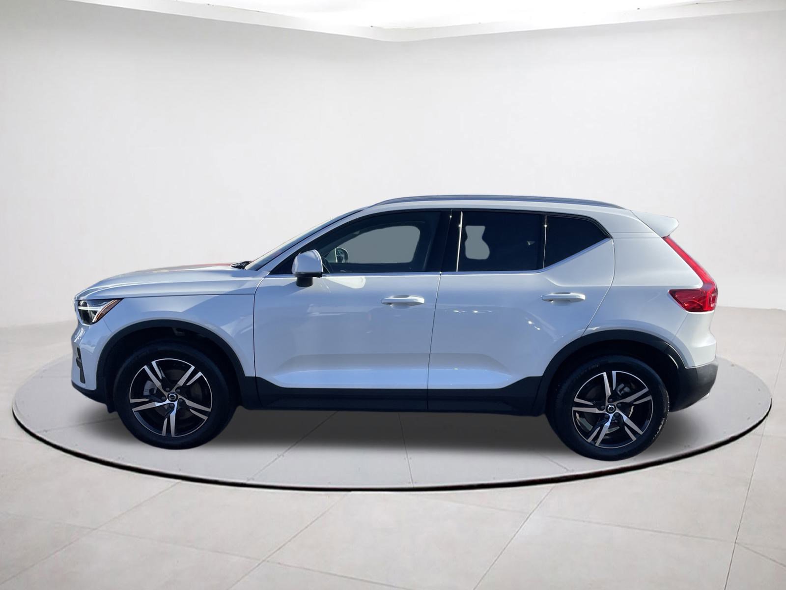 Used 2025 Volvo XC40 B5 Core image 4