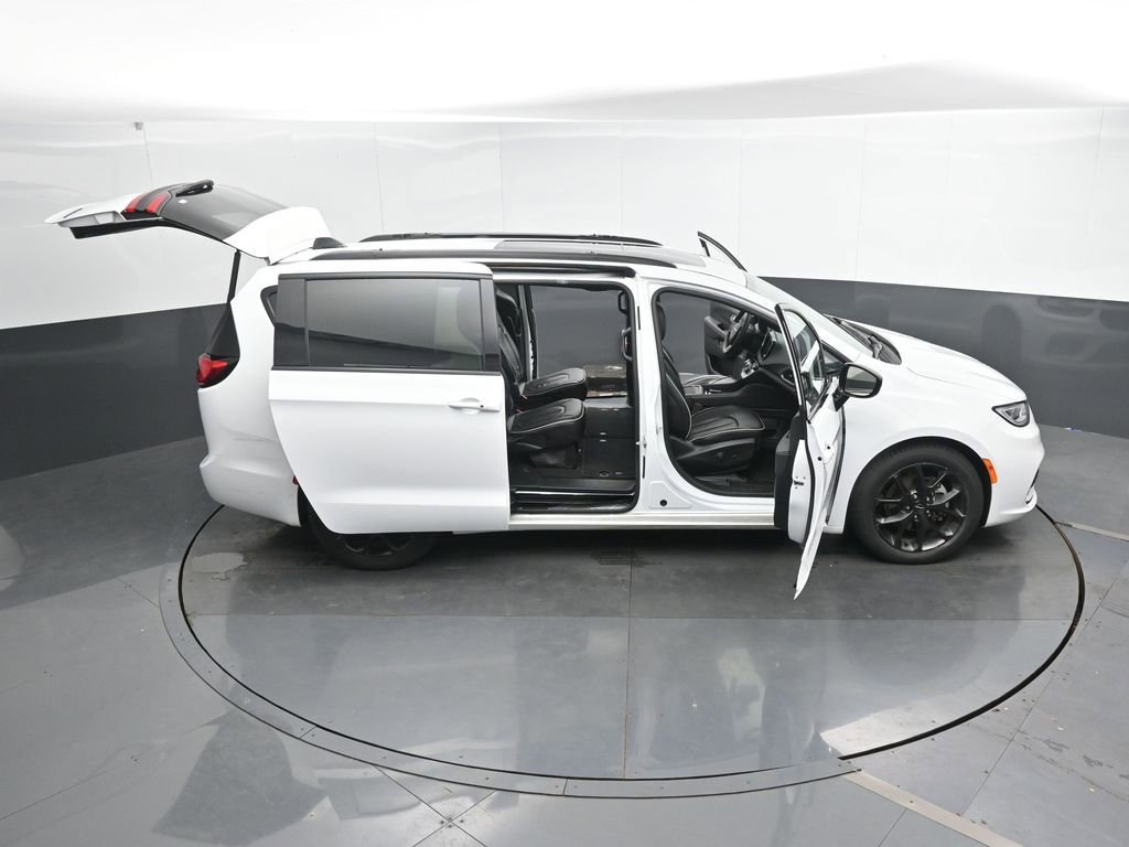 Used 2025 Chrysler Pacifica Limited FWD image 58