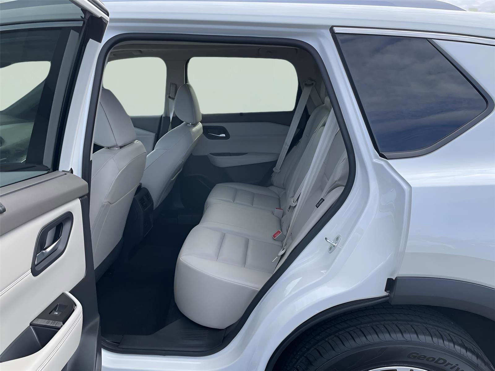 Used 2023 Nissan Rogue SV w/ SV Premium Package image 16