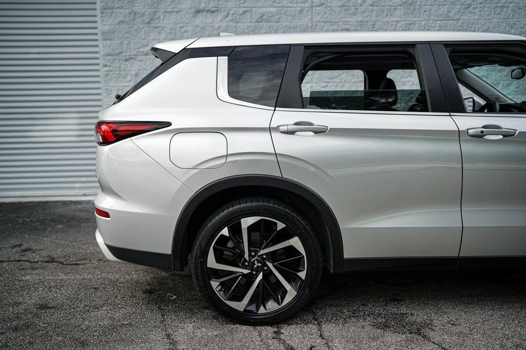 Used 2023 Mitsubishi Outlander LE image 15