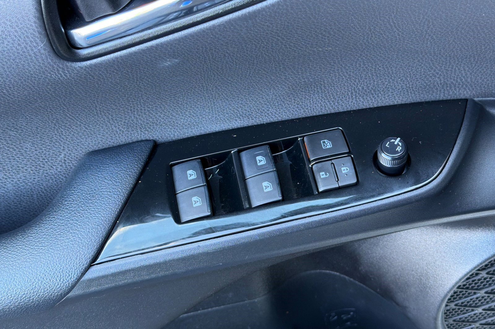 Used 2017 Toyota Prius Prime Premium image 13