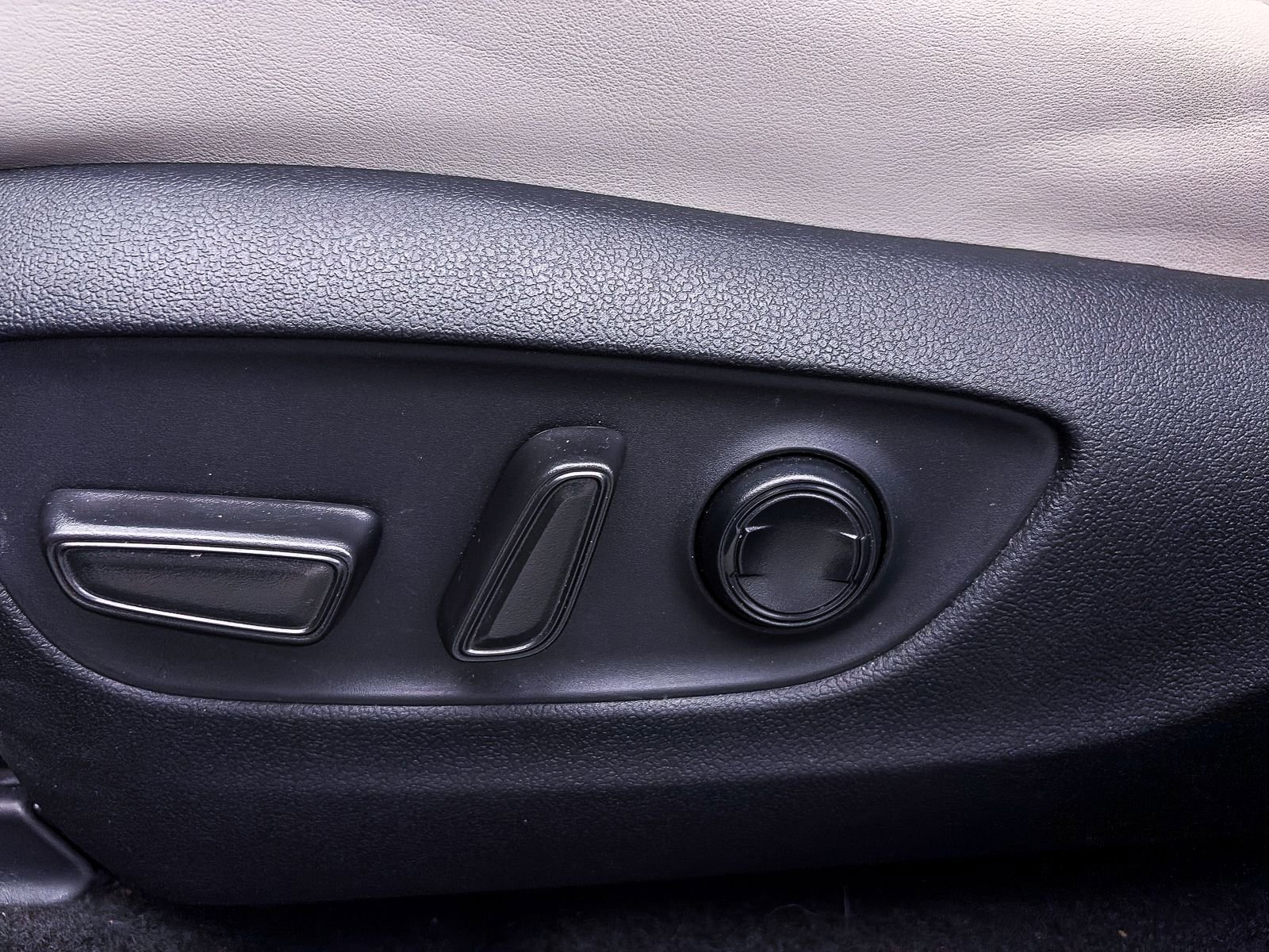 Used 2023 Toyota RAV4 XLE Premium image 19