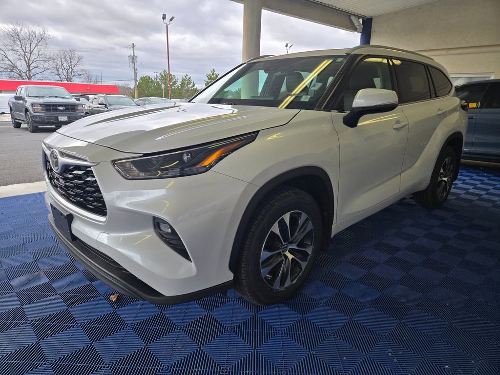 Used 2022 Toyota Highlander XLE image 3