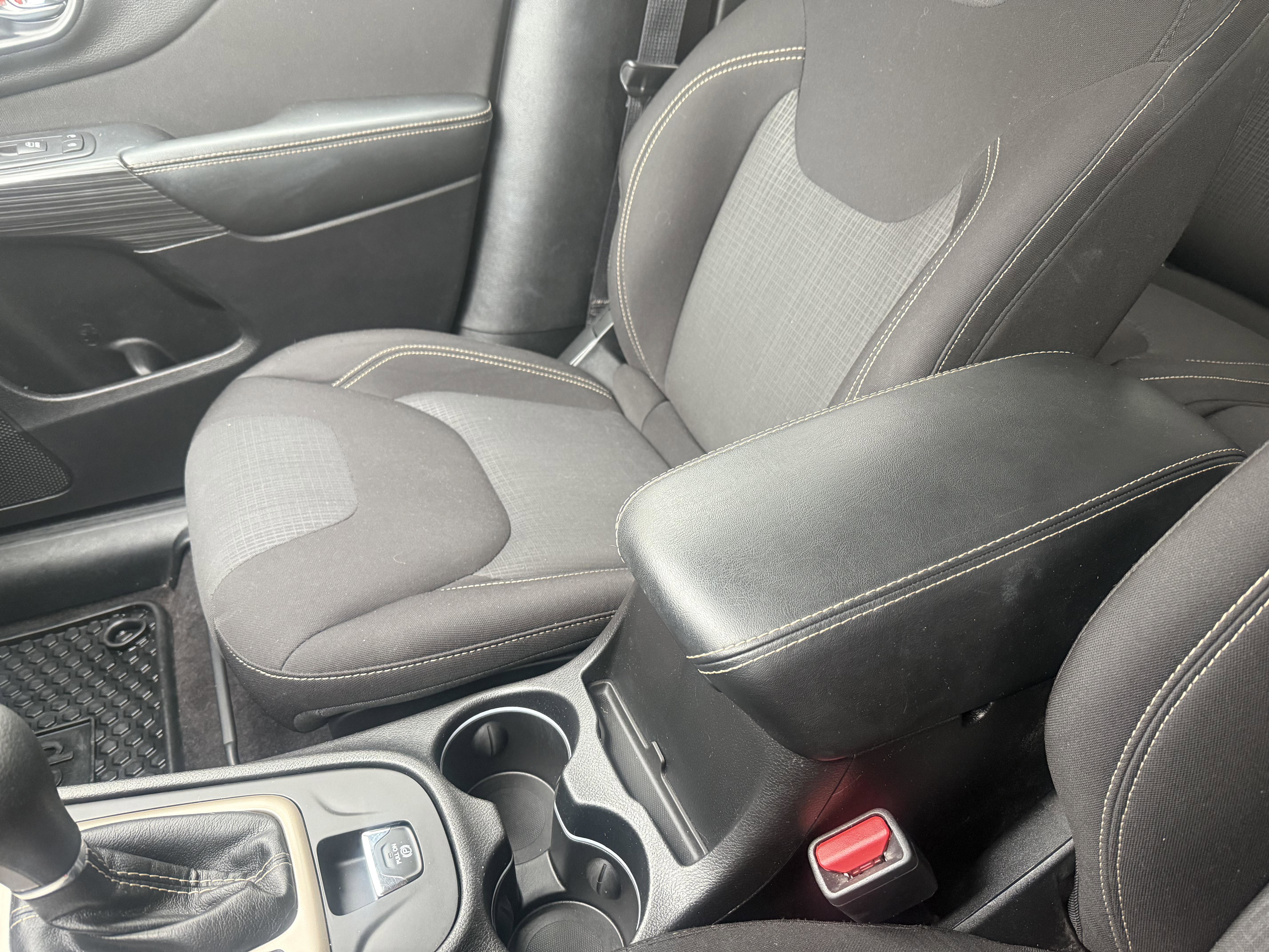 Used 2017 Jeep Cherokee Latitude w/ Cold Weather Group image 28