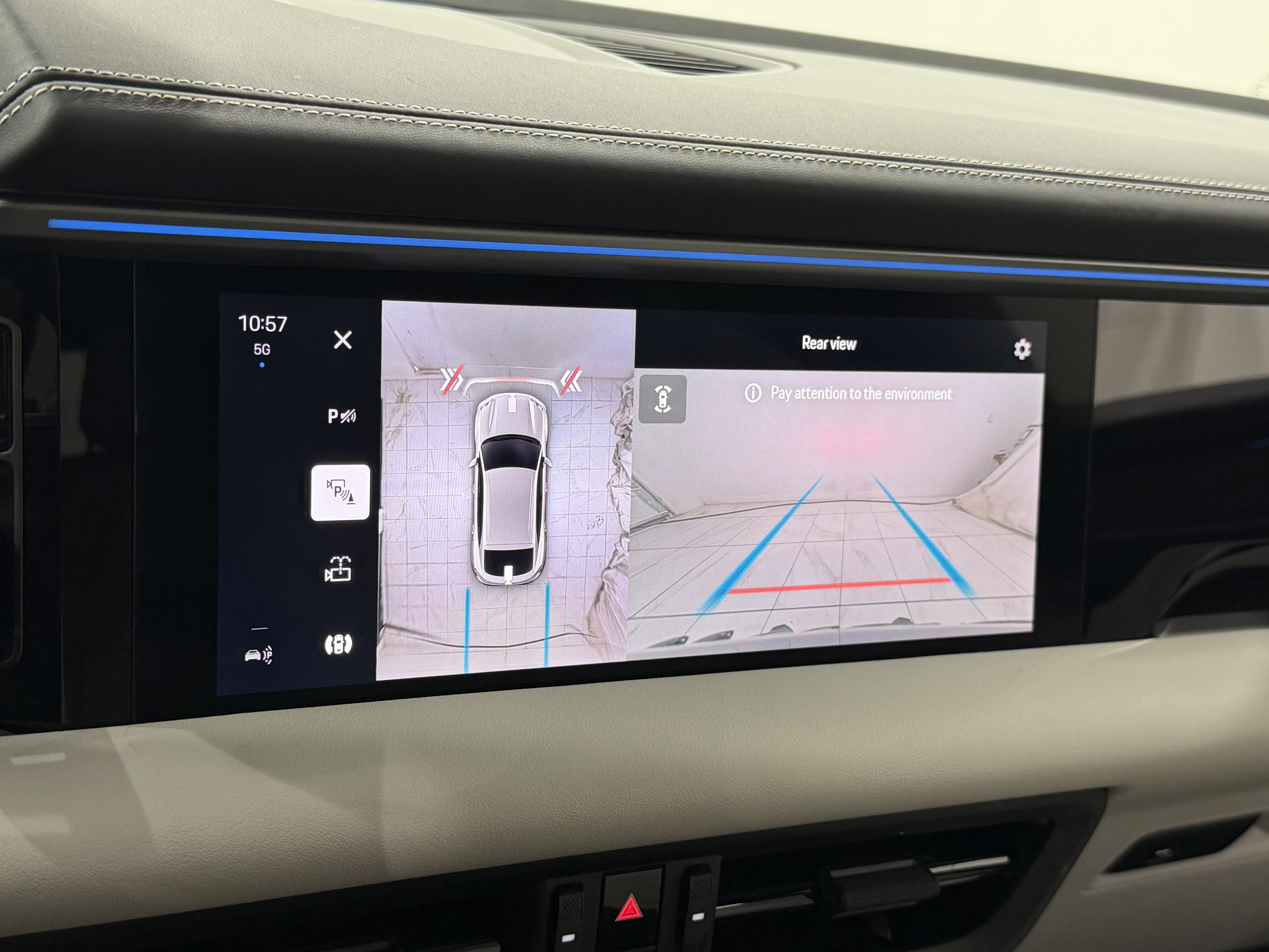 Certified 2025 Porsche Macan 4 Electric AWD/4WD image 45