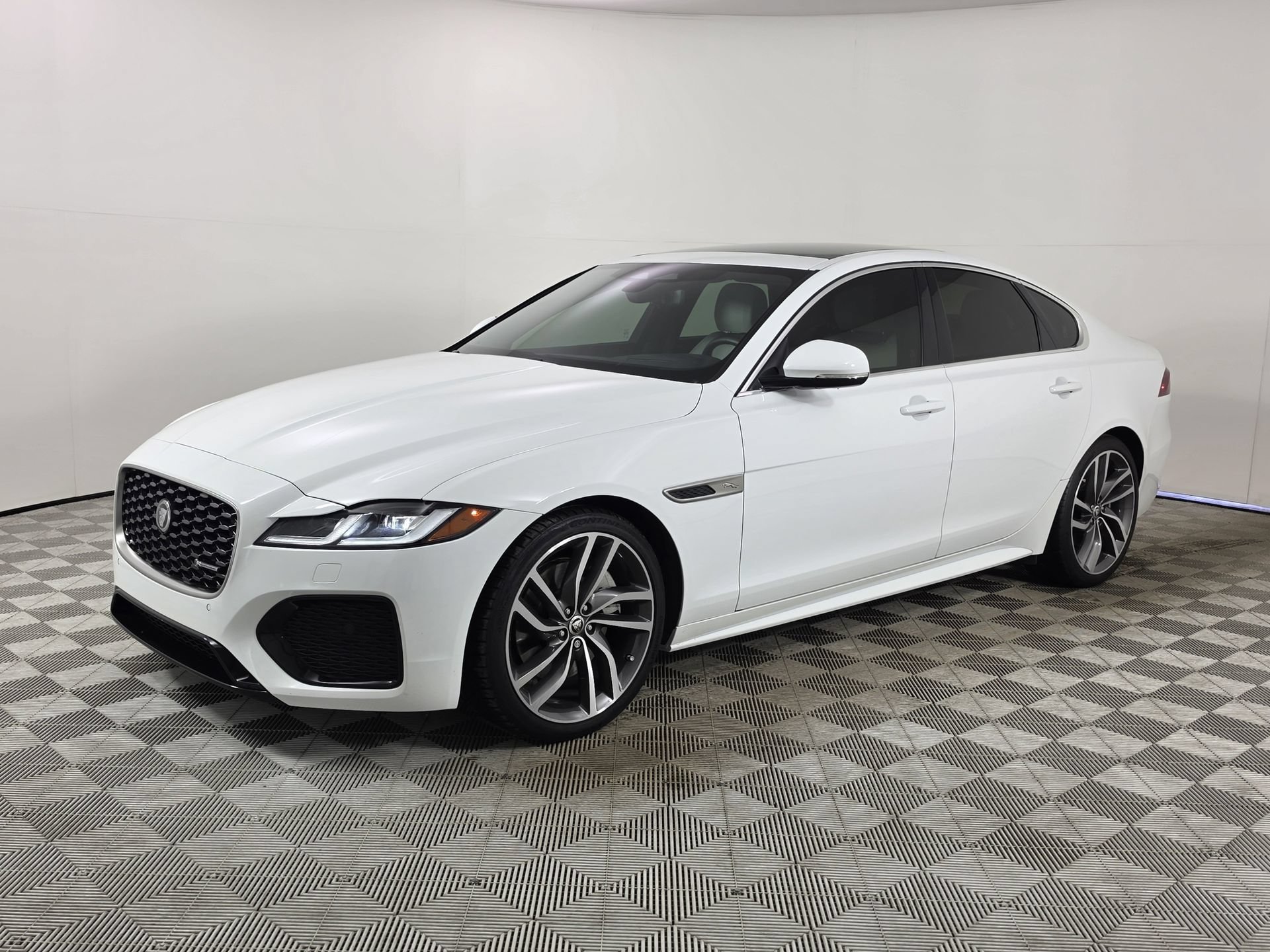 Used 2024 Jaguar XF R-Dynamic SE AWD/4WD image 3