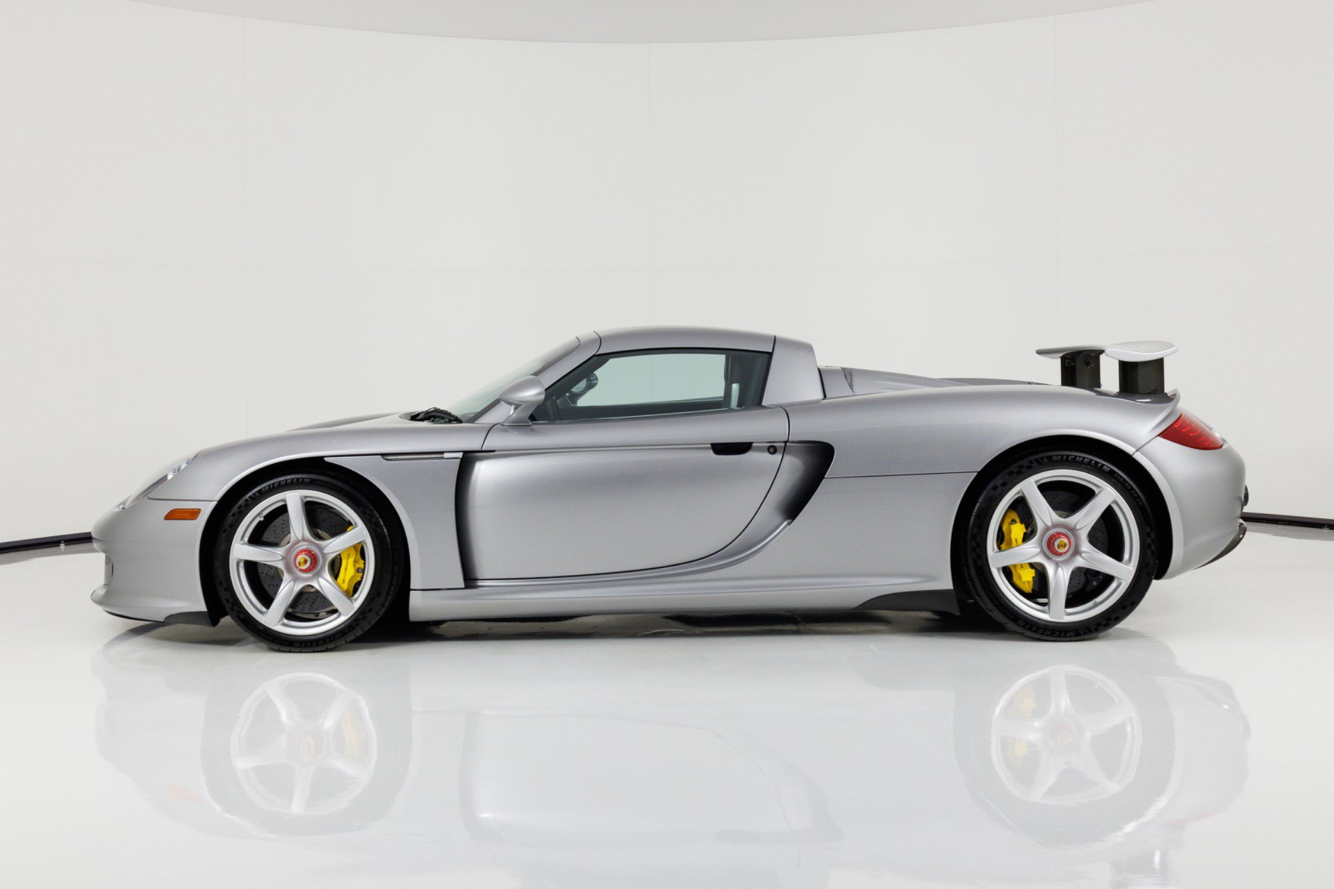 Used 2004 Porsche Carrera GT RWD image 7