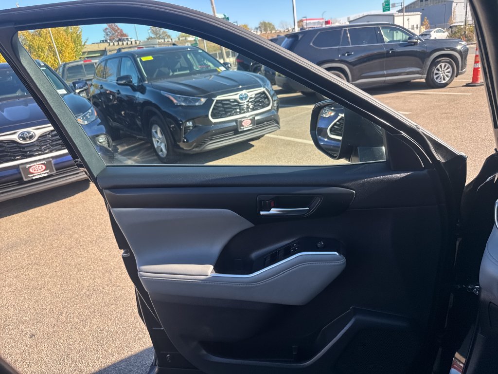 Used 2024 Toyota Highlander XLE AWD/4WD image 37