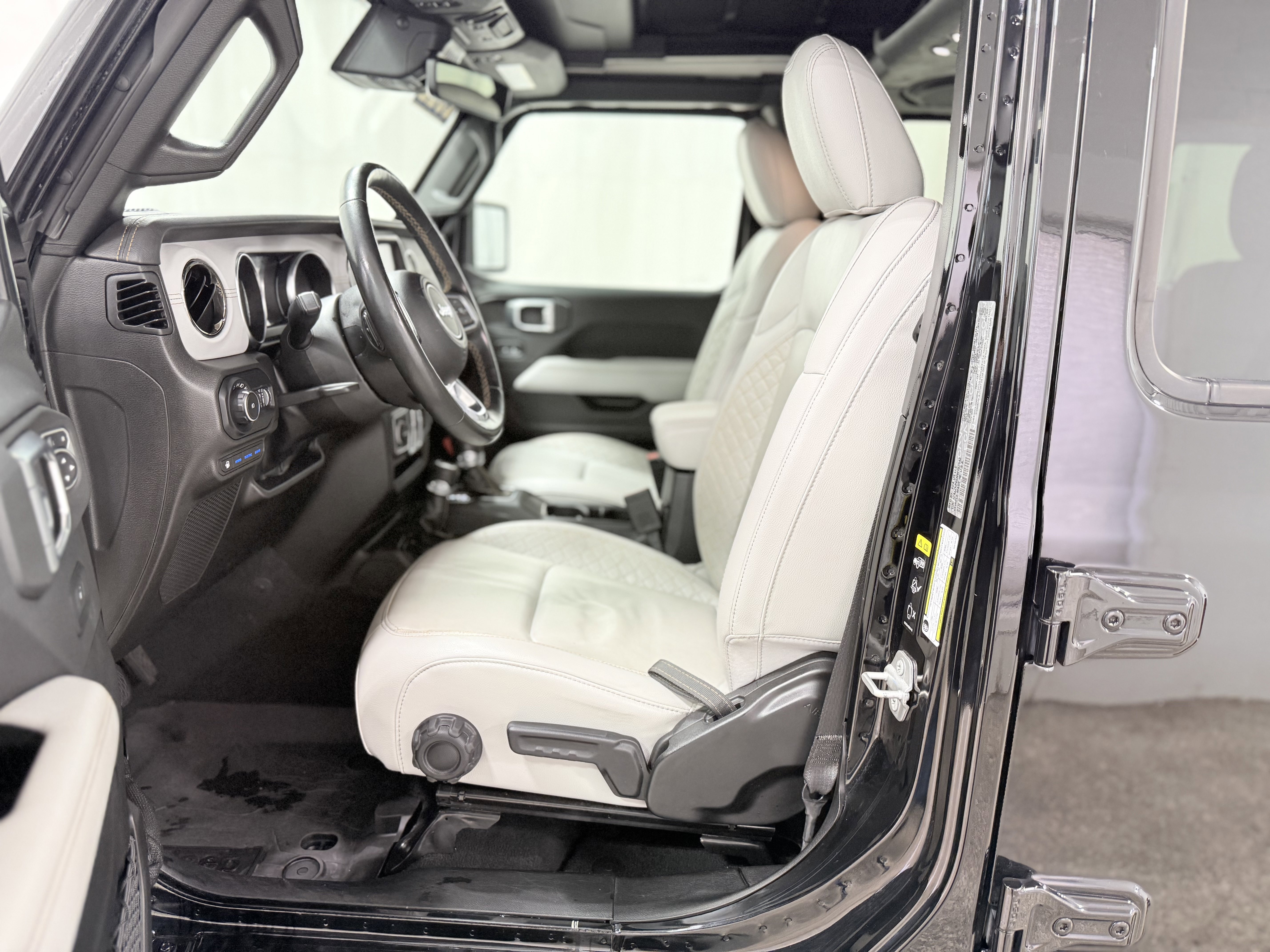 Used 2022 Jeep Wrangler Unlimited Sahara image 14