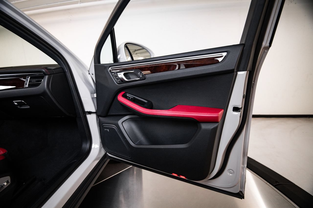 Certified 2023 Porsche Macan AWD/4WD image 27