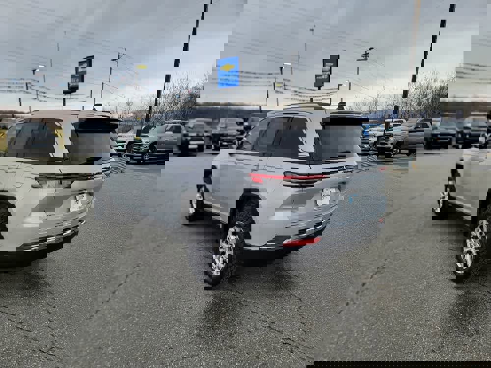 Used 2022 Jeep Grand Cherokee Limited image 3