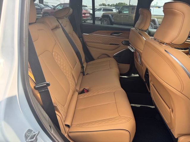 Used 2025 Jeep Grand Cherokee Summit AWD/4WD image 16