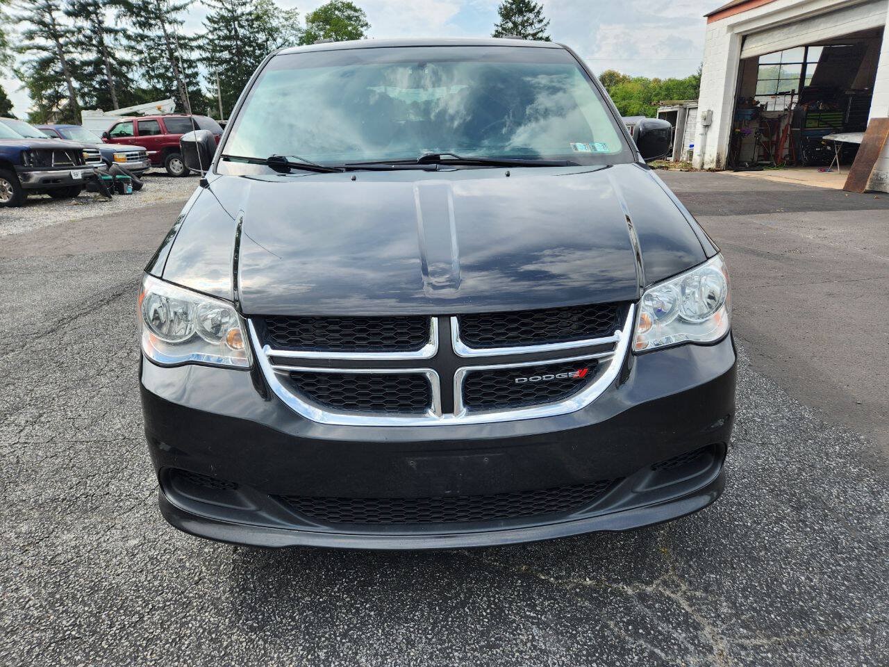 Used 2016 Dodge Grand Caravan SXT FWD image 3
