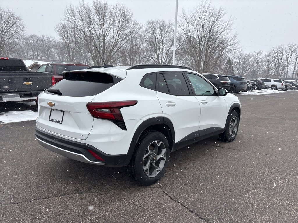 Used 2025 Chevrolet Trax LT w/ LT Convenience Package image 4