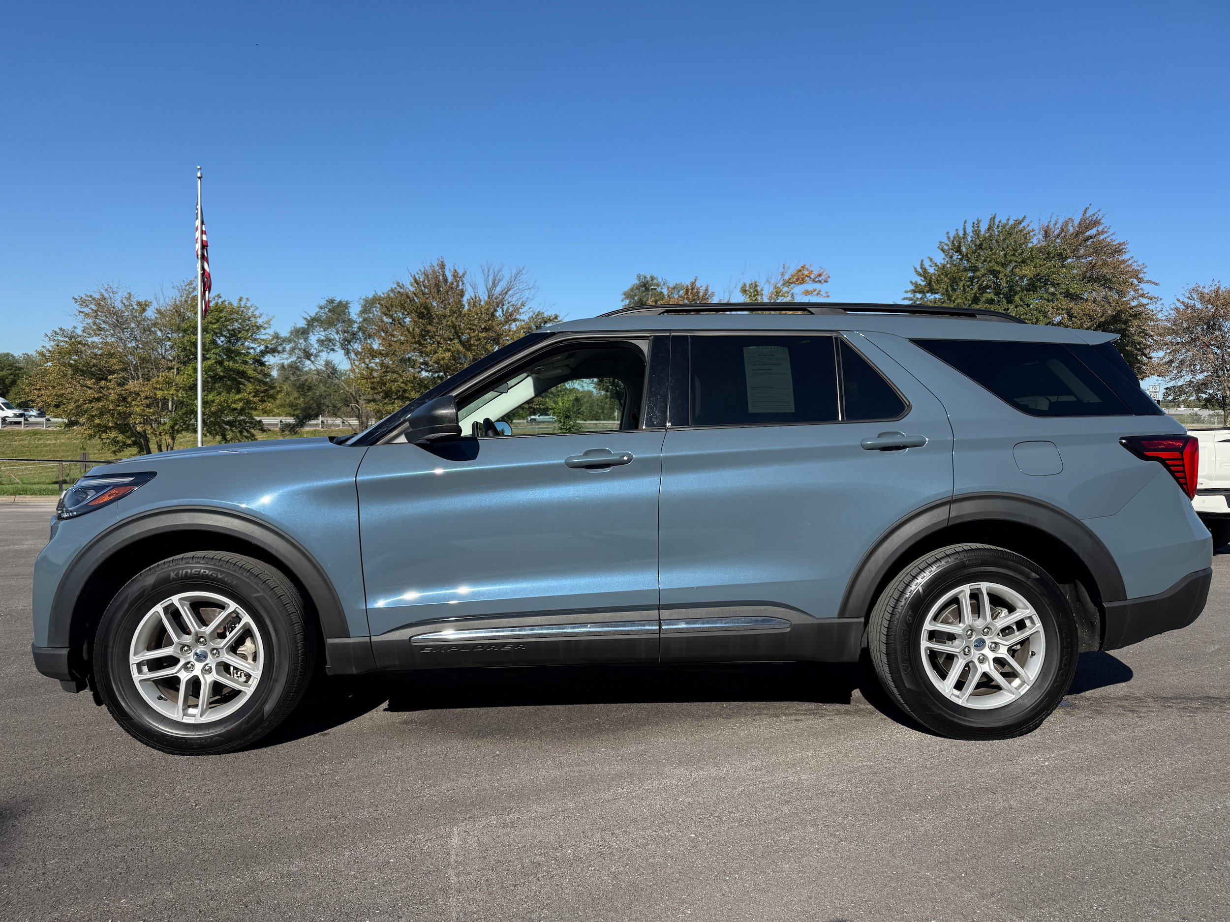 Used 2025 Ford Explorer Active AWD/4WD image 4
