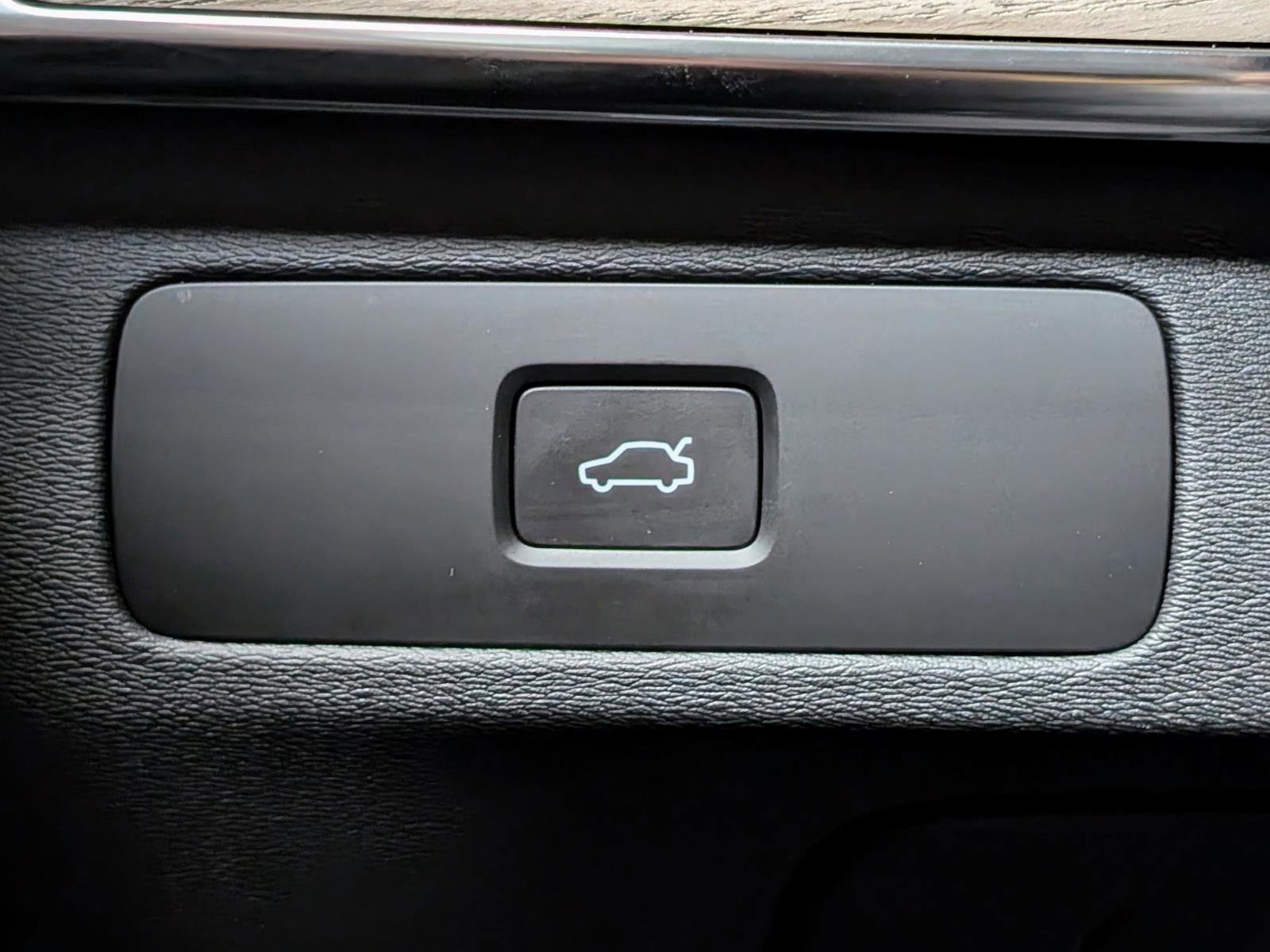 Used 2025 Volvo XC90 B5 Core w/ Protection Package Premier image 35