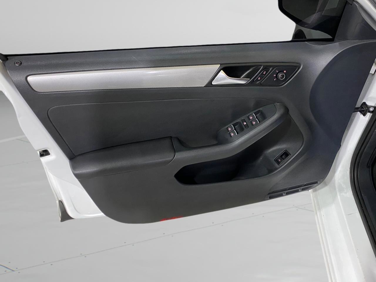 Used 2015 Volkswagen Jetta SE image 12