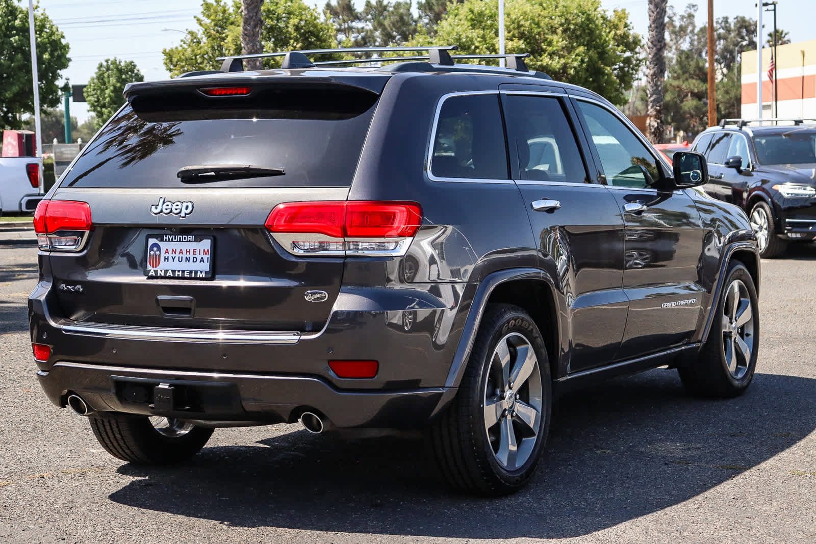 Used 2015 Jeep Grand Cherokee Overland w/ Advanced Technology Group AWD/4WD image 6