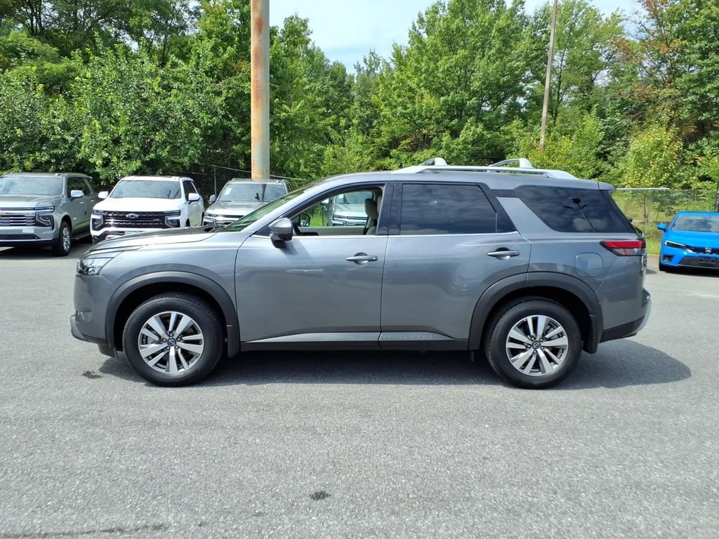 Used 2025 Nissan Pathfinder SL FWD image 6