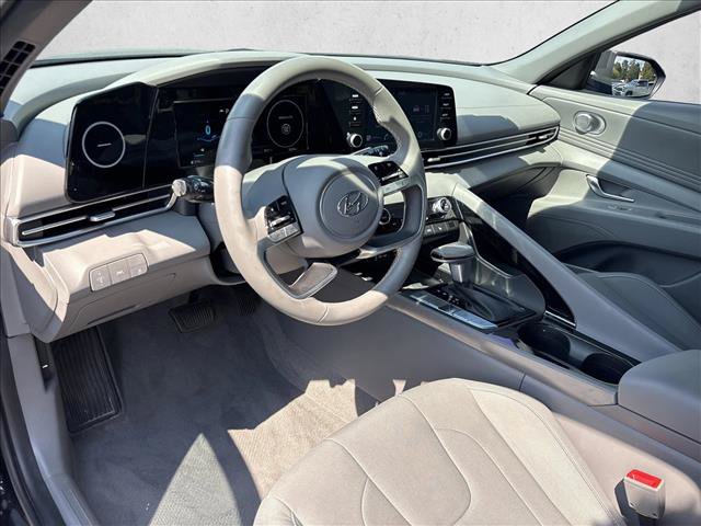 Used 2022 Hyundai Elantra SEL w/ Convenience + Premium Package FWD image 9