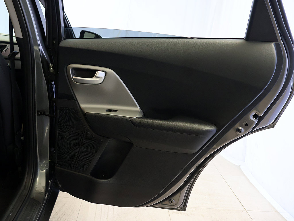Used 2017 Kia Niro LX FWD image 29