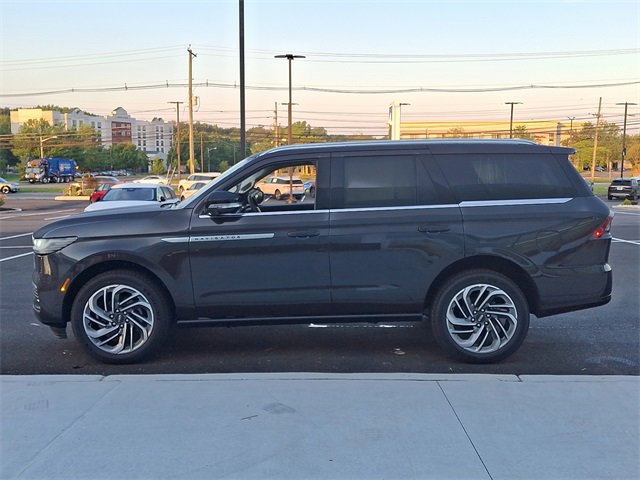 New 2025 Lincoln Navigator Reserve image 5