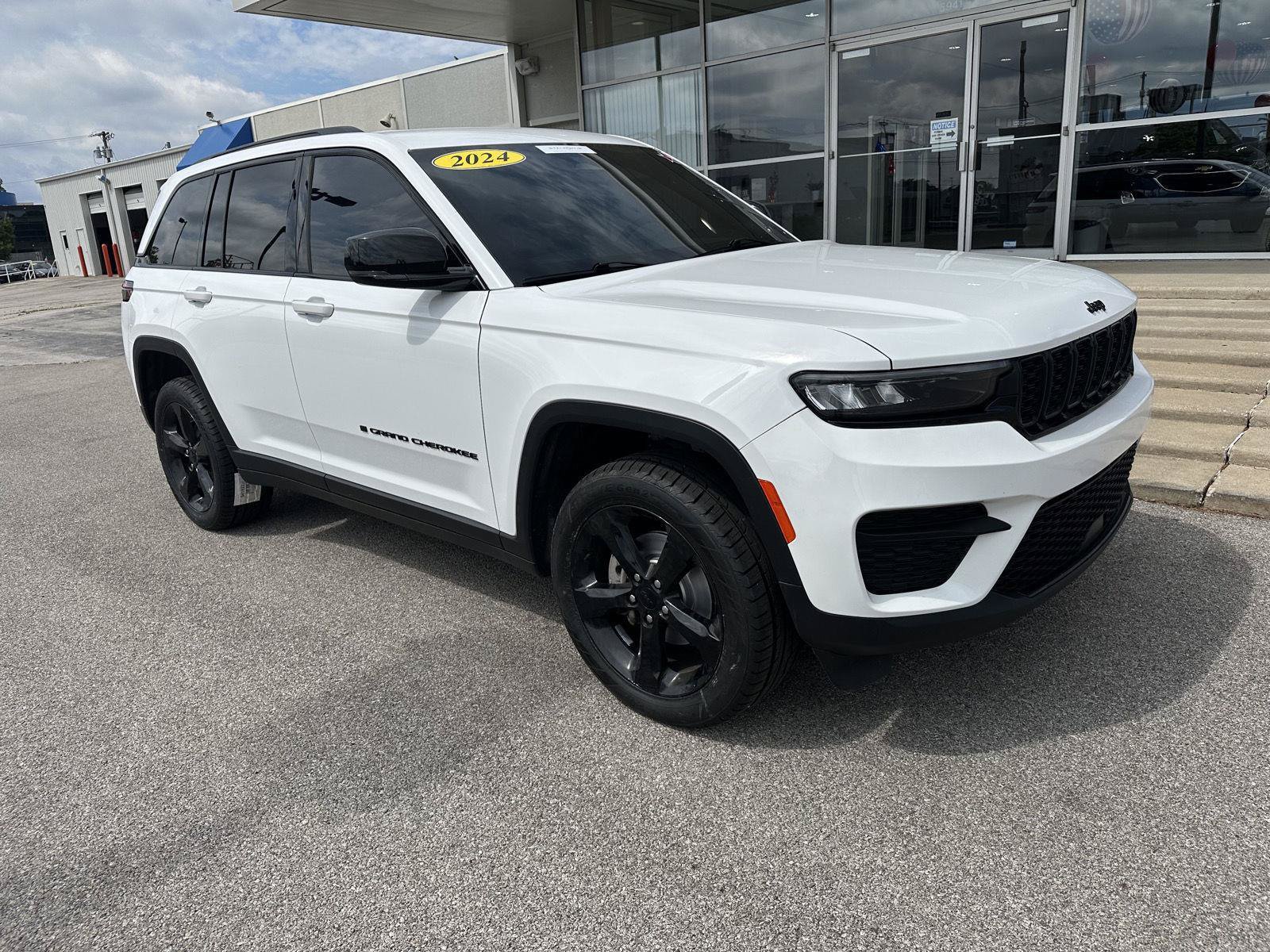 Used 2024 Jeep Grand Cherokee Altitude AWD/4WD image 2