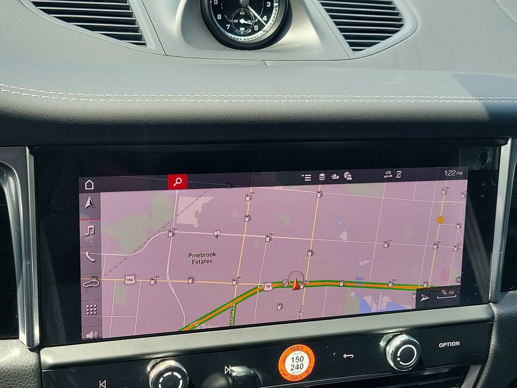 Certified 2025 Porsche Macan image 30