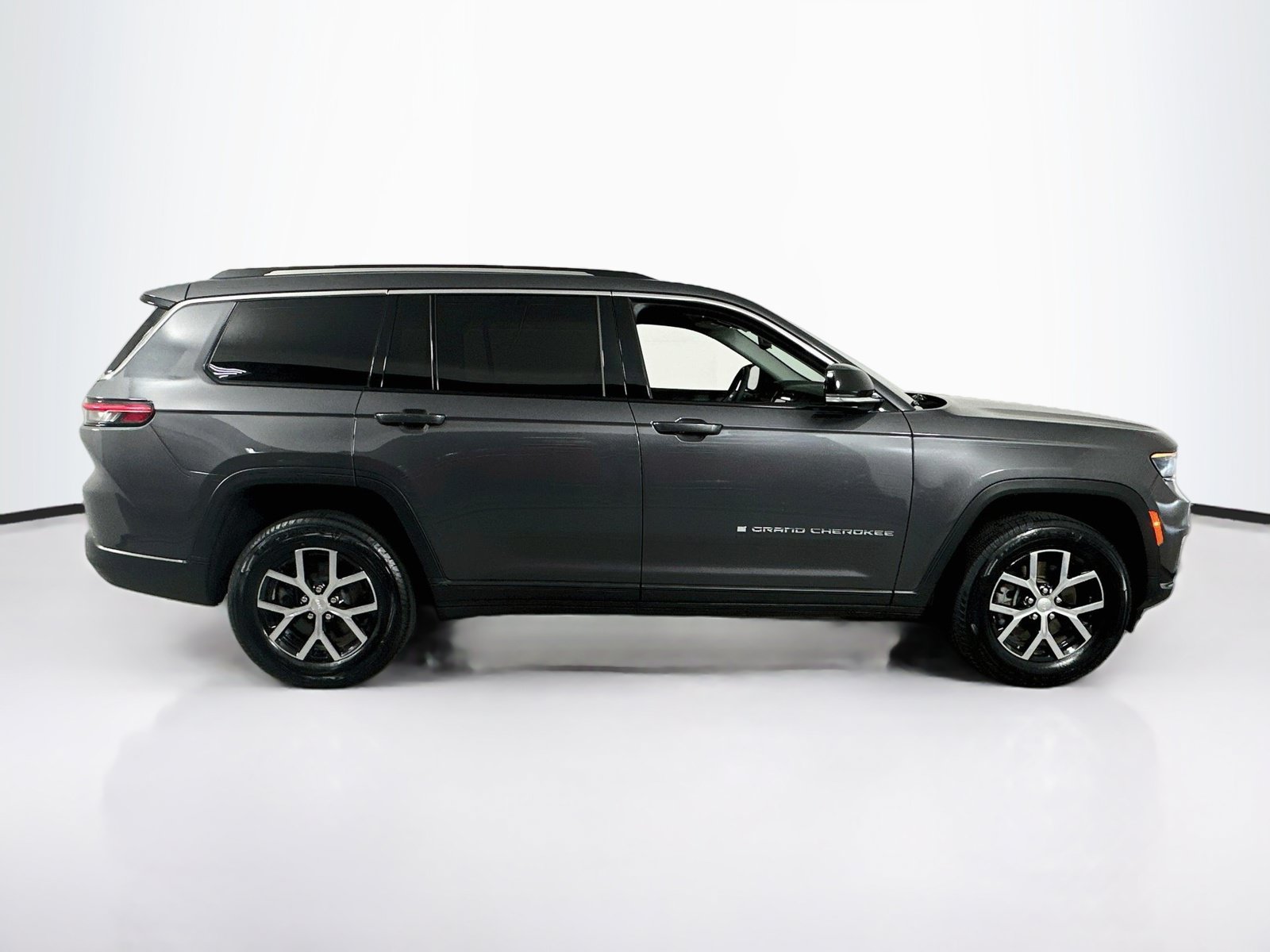 Used 2023 Jeep Grand Cherokee L Limited RWD image 4
