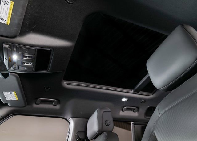 Used 2025 Land Rover Defender 110 S image 22