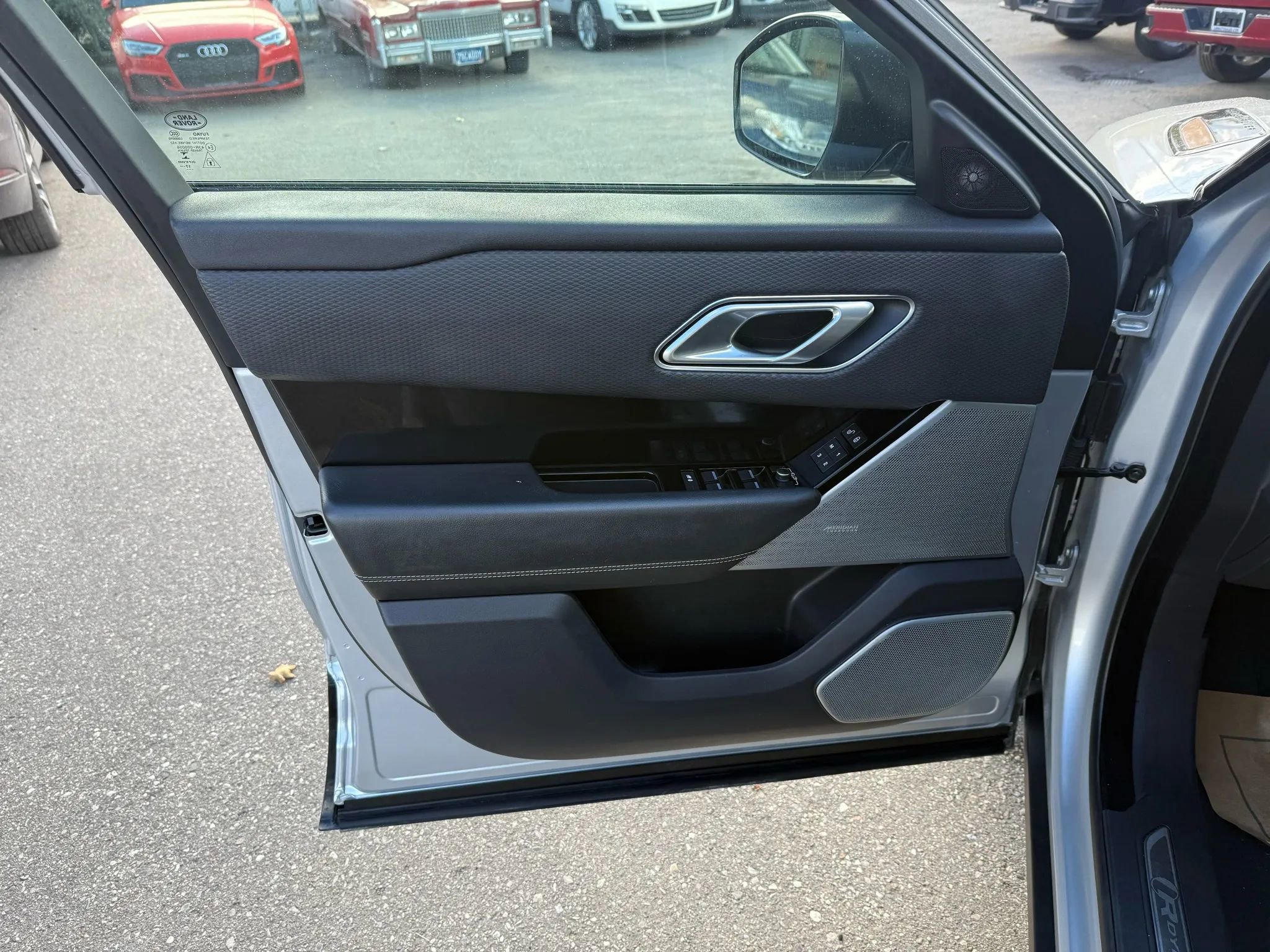 Used 2018 Land Rover Range Rover Velar R-Dynamic SE image 21