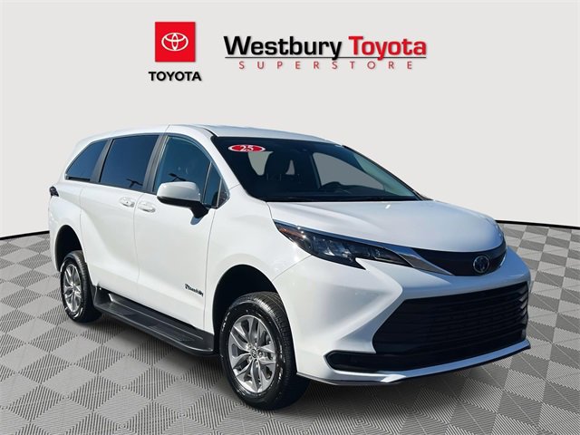 Used 2025 Toyota Sienna LE image 2