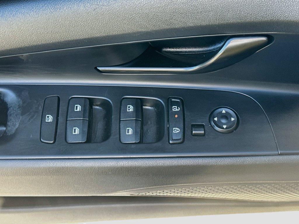 Used 2025 Hyundai Elantra Sport FWD image 17