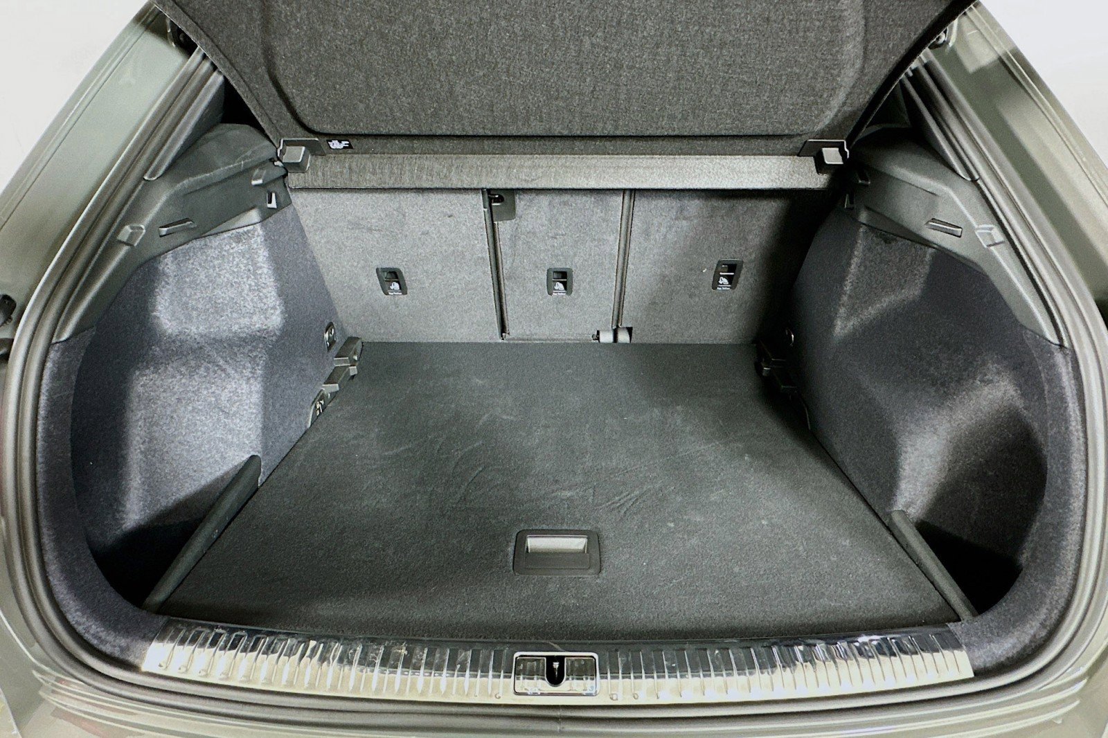 Used 2025 Audi Q3 2.0T Premium w/ Black Optic Sport Package image 22