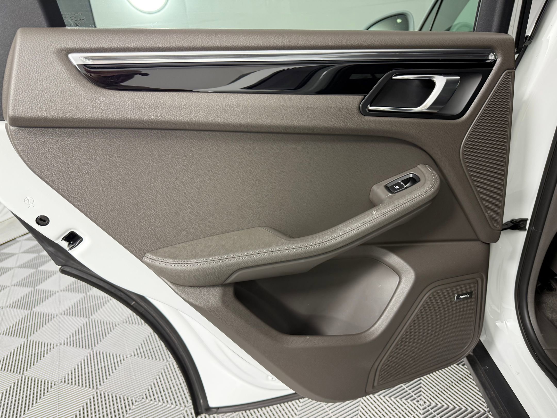 Used 2025 Porsche Macan image 29