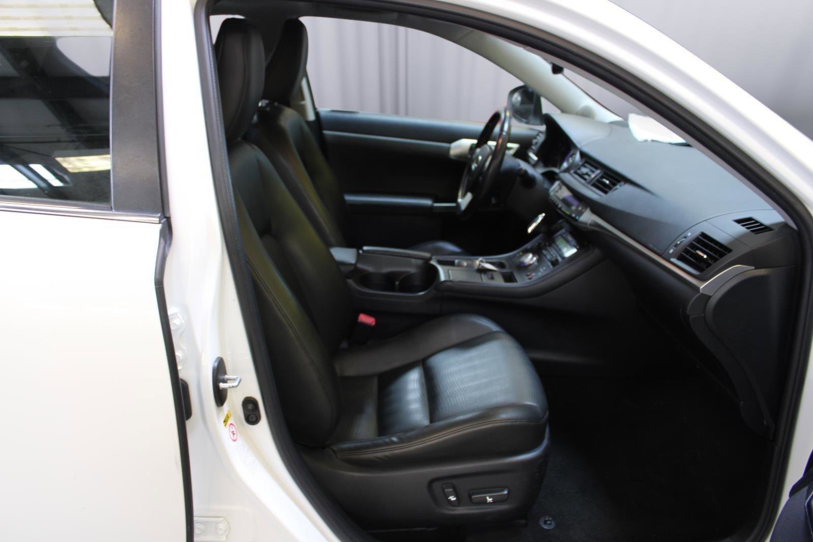 Used 2013 Lexus CT 200h w/ Premium Pkg w/Backup Camera image 33