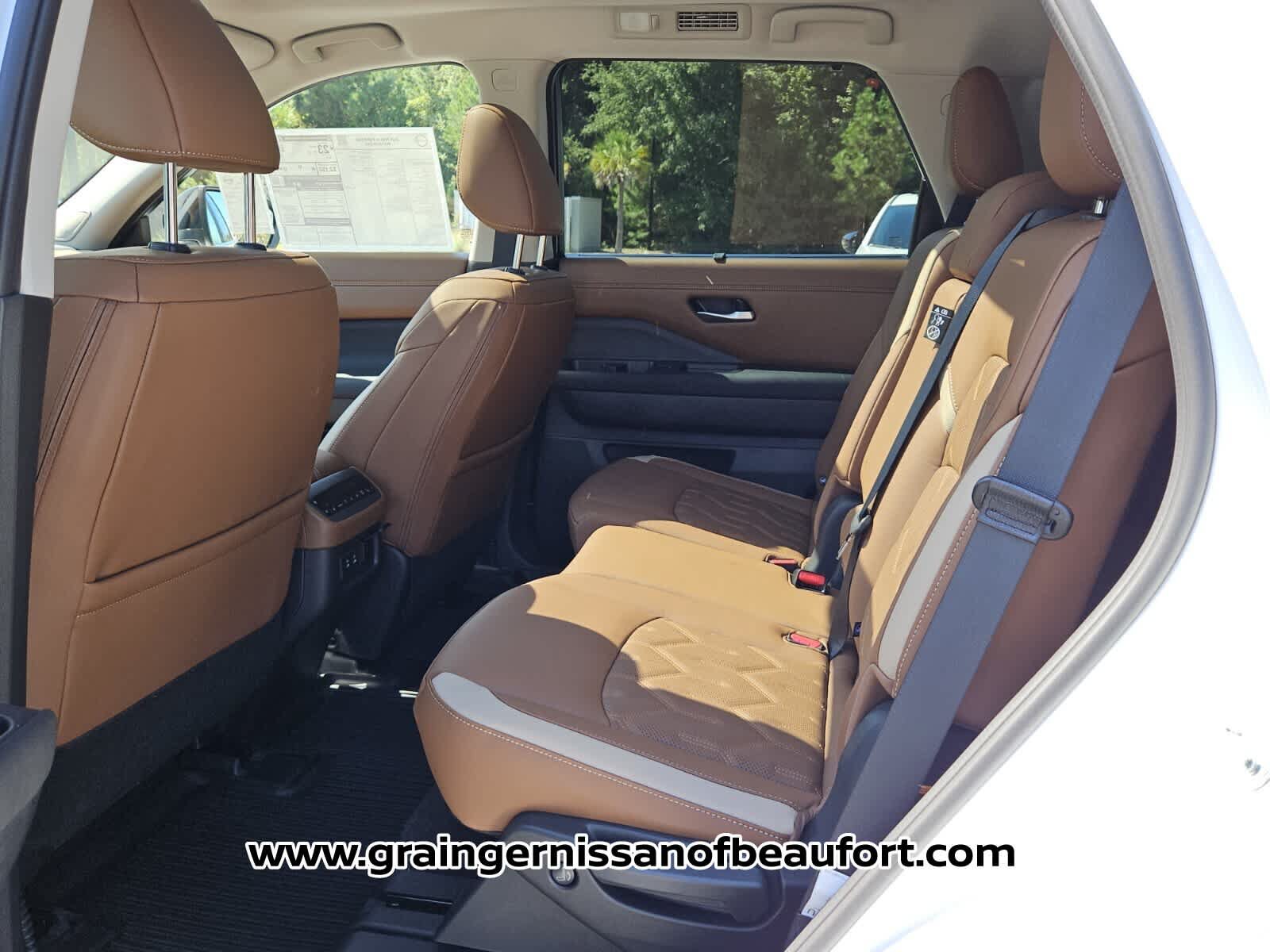 New 2026 Nissan Pathfinder Platinum FWD image 4