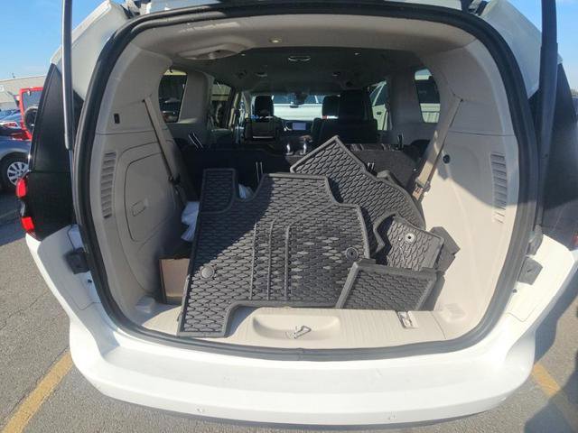 Used 2024 Chrysler Pacifica Limited w/ Uconnect Theater Family Group FWD image 13