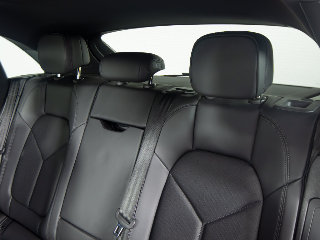 Certified 2026 Porsche Macan AWD/4WD image 35